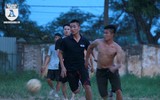 [ẢNH] Thanh niên ở quê cởi trần đá bóng phủi mùa World Cup